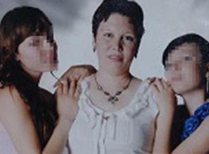 İki kız kardeş 'bize baskı yapıyordu' diye annelerini öldürdü!