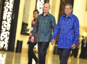 Putin, Endonezya'nın yerel kıyafeti 'Batik'i sevdi