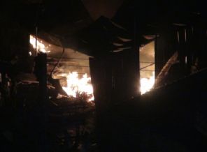 Cizre'de örgüt yandaşları semt pazarını ateşe verdi