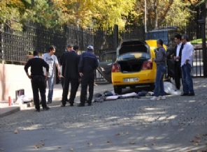 Çankaya Köşkü kapısında canlı bomba alarmı
