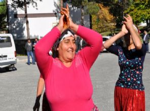 9 aylığına işe başlayan Romanlar sevinçten göbek attı