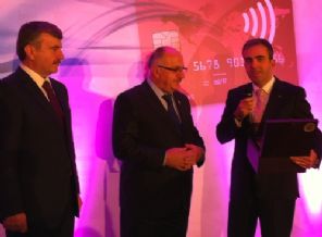 Belediye otobüsünde kredi kartı bir Konya, bir de Londra'da geçiyor