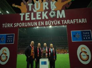 Galatasaray'ın unutulmaz ismi Tuğrul Demir'e plaket