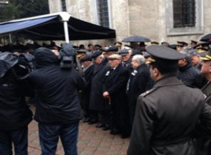 Siyasiler Koman'ın cenazesinde resim vermedi!