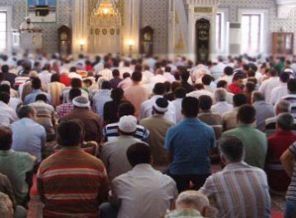 İmamın okuduğu hutbe kavga çıkardı