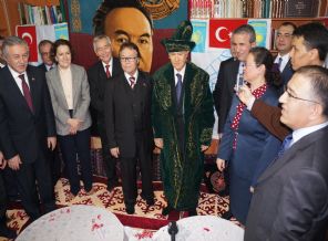 Bahçeli, geleneksel Kazak kıyafeti giydi