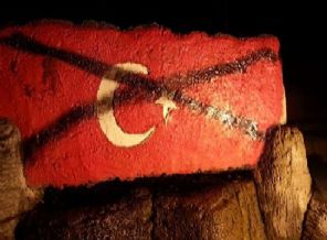 Türk bayrağına çarpı işareti