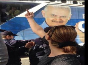 El hareketi yapan İzmirli bayan Türkiye'nin zekası ile dalga geçiyor