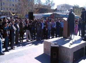 Mitinge sadece 25 kişi geldi!