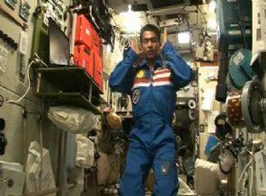 Uzayda namaz kılan astronot konuştu Uzayda namaz kılan astronot konuştu