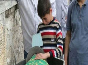 Soma'da madenci çocuğunun yürek burkan fotoğrafı