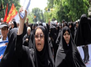 İran'da 'tesettür' gösterisi İran'da 'tesettür' gösterisi
