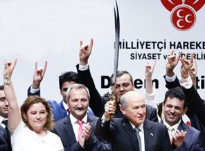 Bahçeli'ye Zülfikar hediye ettiler