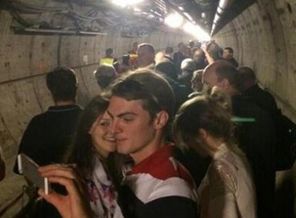 400 yolcu tünelde kaldı