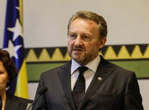 İzzetbegoviç, yeniden aday