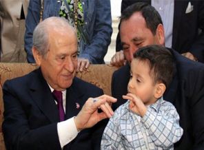 Küçük çocuğa bozkurt yapmayı öğretti