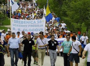 Srebrenitsa kurbanları için yürüyorlar