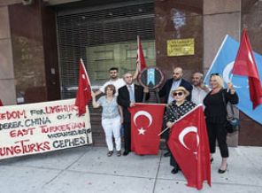 Uygur Türkleri'ne saldırıya siyah çelenkle kınama