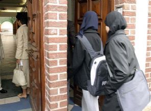 Başörtülü hemşire işten çıkarıldı