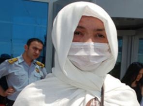 'Biraz da saçlarına dökeyim ohh' diyerek yaktı