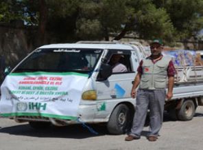 İHH'nın yardımları Rojava'ya ulaştı İHH'nın yardımları Rojava'ya ulaştı