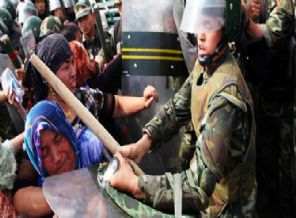 Oruçlu Türkistanlılara zorla su içiriyorlar!