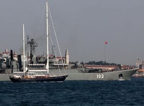 İki Rus savaş gemisi Boğaz'dan geçti