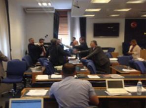 Meclis'te yumruklu kavga