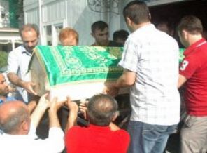 Bayrak indiren provokatörün cenazesi toprağa verildi