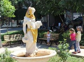 Heykele eşarp taktı