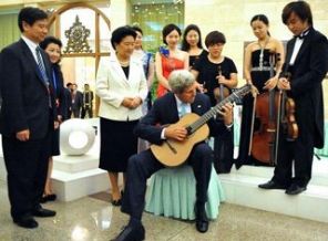John Kerry gitarla şov yaptı - Video