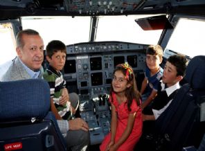 Başbakan'dan THY reklamında oynayan çocuklara sürpriz - Video