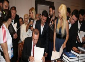 Başbakan Erdoğan'dan ünlü isimlere jest