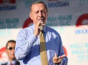 Başbakan: Sanatçılara linç kampanyası yaptılar