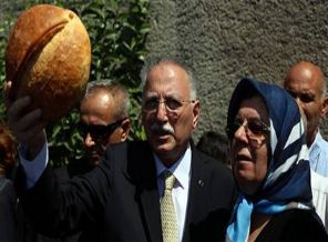 İhsanoğlu ekmek esprisine cevap verirken bir kadın bağırdı ve: