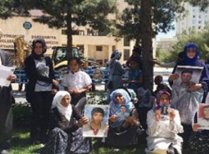 Kadın gazetecilerden D.Bakır'daki annelere destek