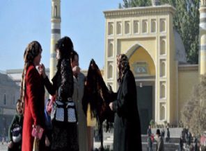 Oruçluyken zorla yemek yediriyorlar