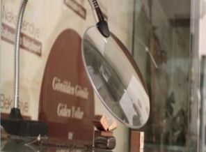 Tarihi Kuran-ı Kerim büyüteçle zor okunuyor