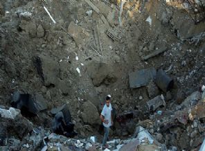 İsrail tamamen yok etmekte kararlı: Gıda depolarını vurdu