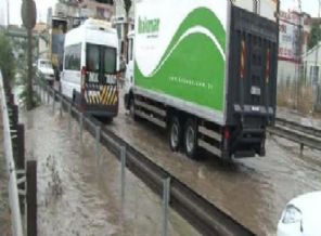 Sağanak yağış D-100'ü göle çevirdi