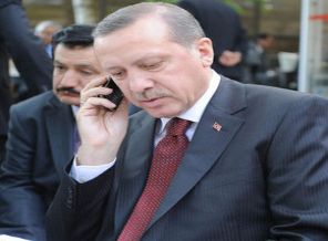 Yanına yaklaşan AK Parti rozetini takıyor