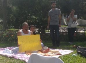 Çözüm bulamayınca parka taşındı