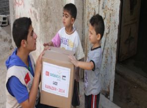 Bombalar altında Ramazan kumanyaları dağıtıldı