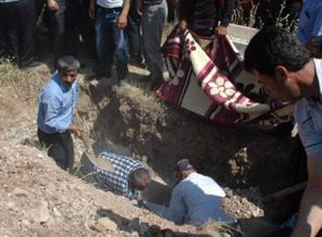 Küçük gelinin mezarı savcılık emriyle açıldı