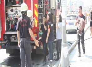 Stajyer kadın itfaiyeciler iş başında