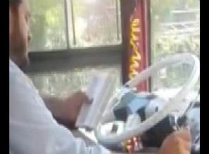 Otobüs kullanırken kitap okumanın suçu!