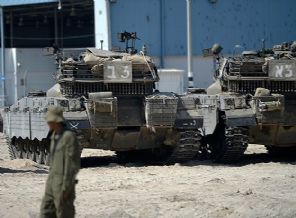 Gazze'de 1.5 km ilerleyen İsrail siper kazıyor