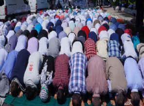 İsrail konutu önünde cuma namazı