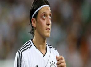 Mesut Özil, yardımı korktuğu için yalanladı!