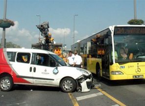 Metrobüs yolunda kaza